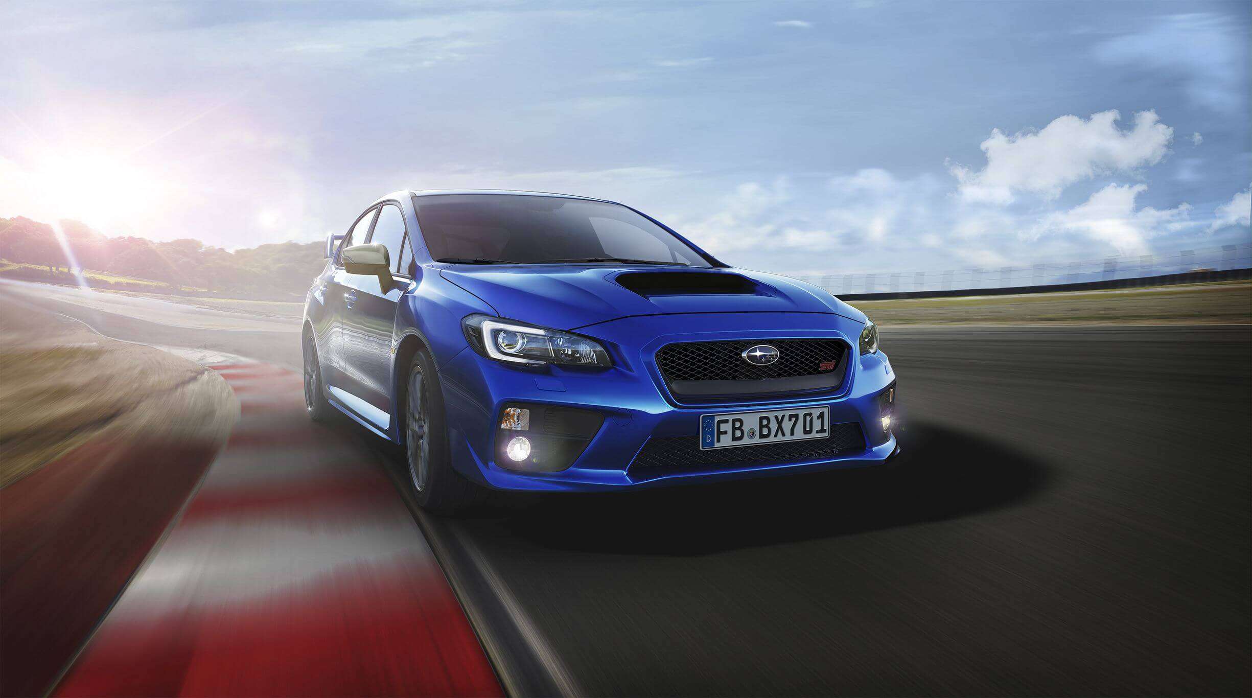 Blauer Subaru WRX STI auf einer Rennstrecke, sportliches Design mit großem Heckspoiler und markanter Frontpartie.