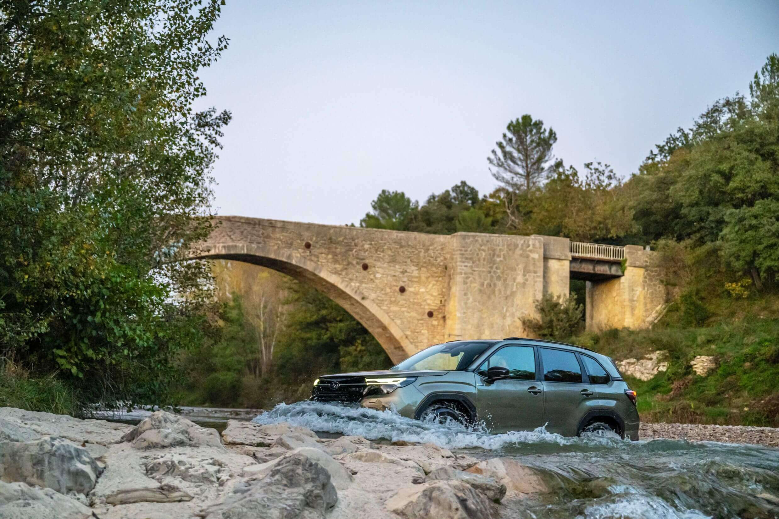 Subaru SUV überquert einen seichten Fluss – Offroad-Abenteuer mit Allradantrieb