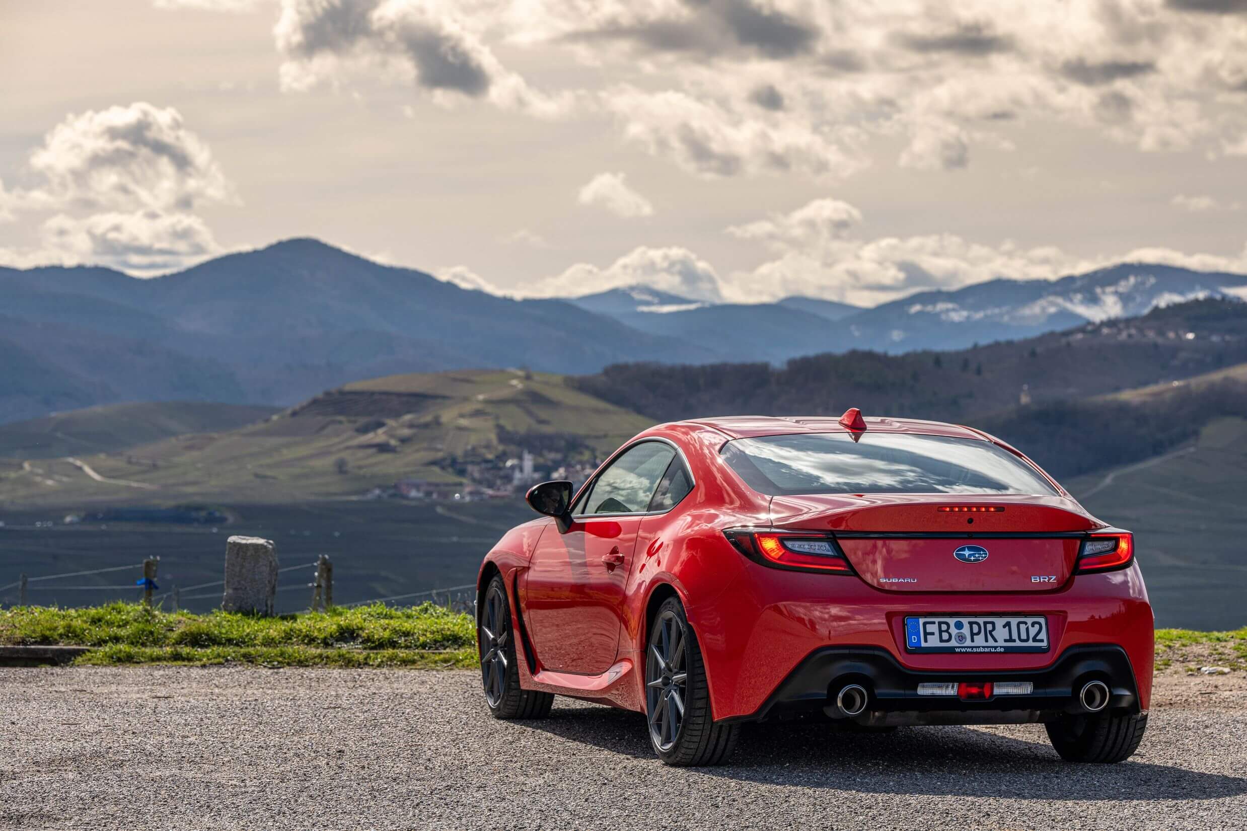 Roter Subaru BRZ mit markanter Heckpartie.