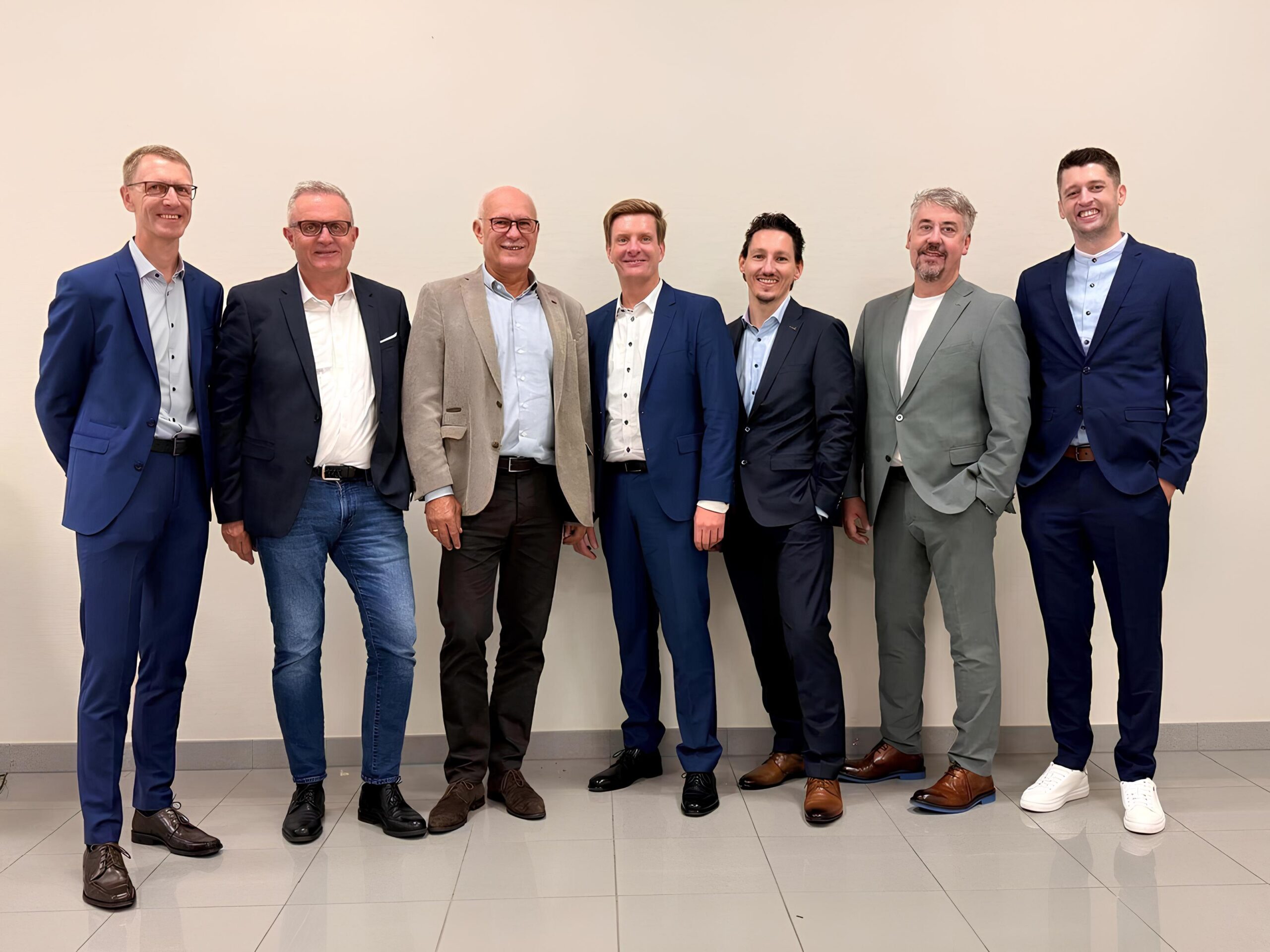 Gruppenfoto vom Vorstand und der Geschäftsführung des SUBARU-Partnerverbands